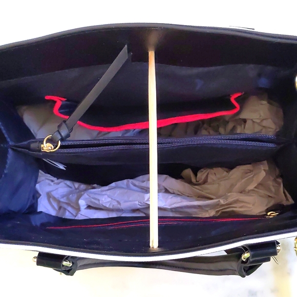 NWT. Tommy Hilfiger Stripes & Logo Shoulder/Crossbody bag with three layers. - Picture 4 of 4